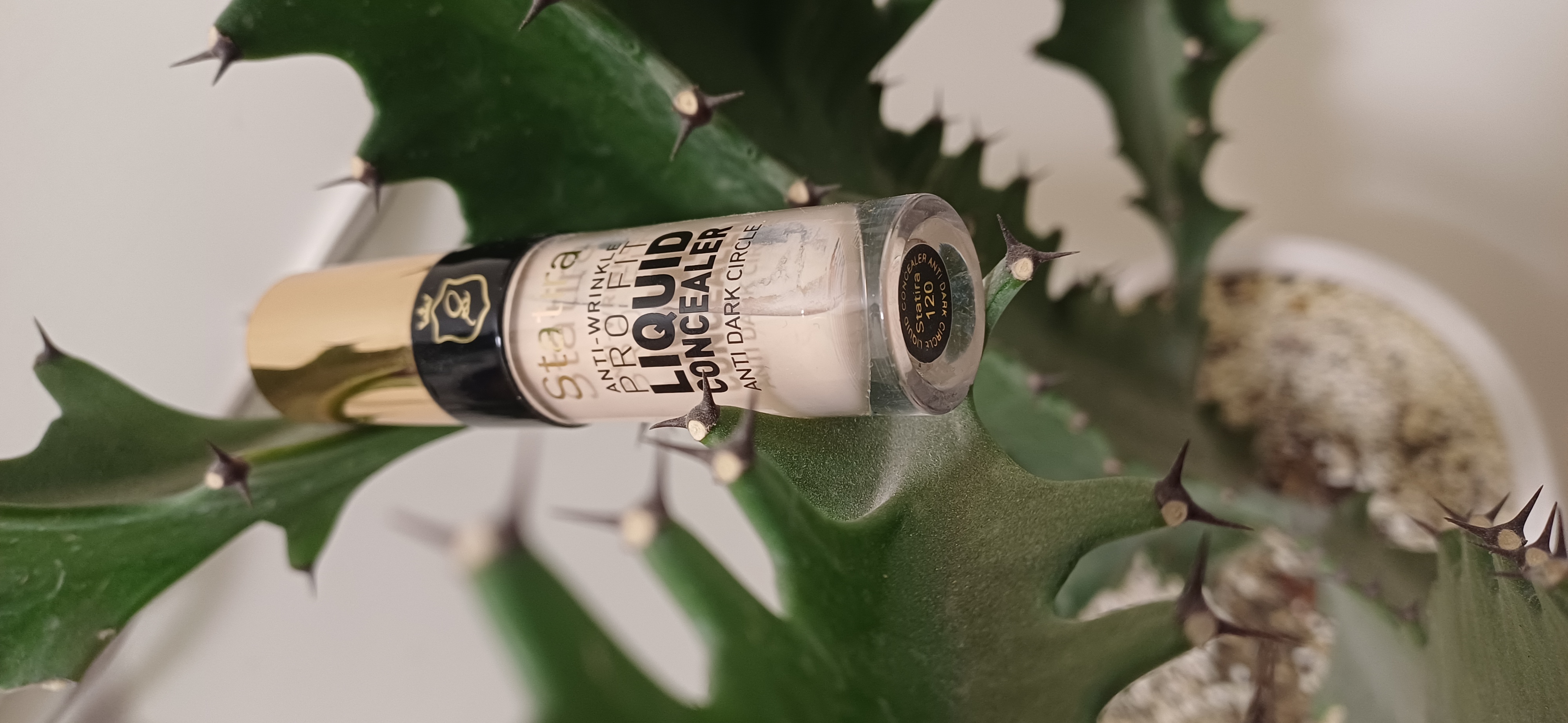 کانسیلر سبک ، بادوام بالا، با پوشش عالی بهتراز برند های داخل بازار یک بار استفاده کنی دیگه ولش نمیکنی